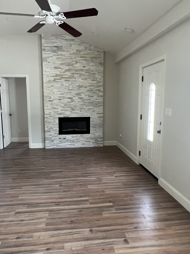 Family Room/Gas Fire Place - 1400 Stonewall Way House