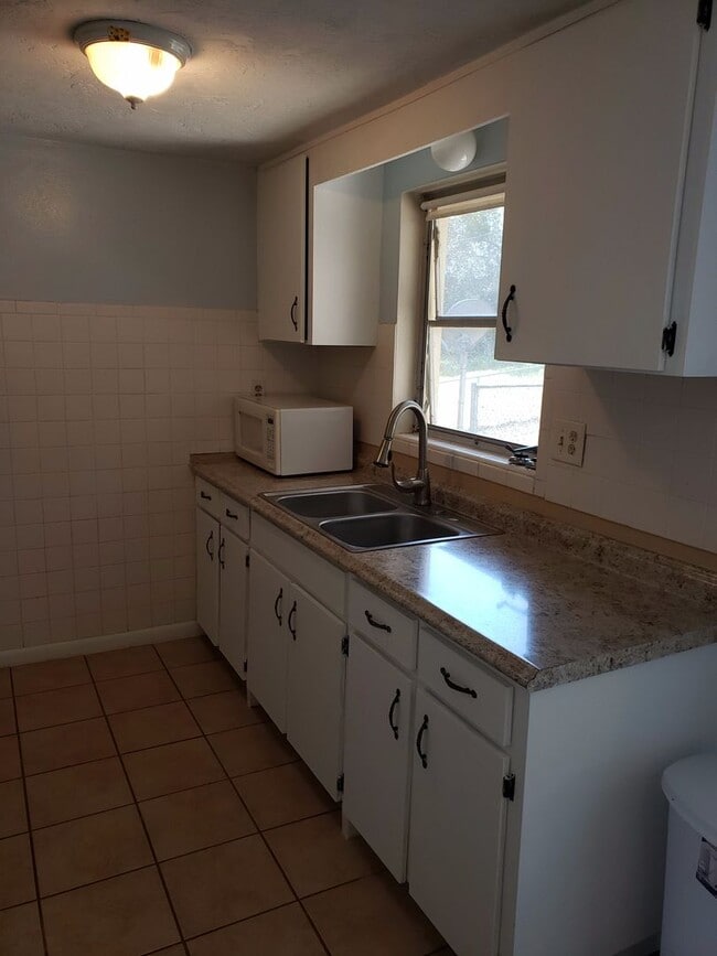 Photo - 2/1.5 in Beverly Hills!!!