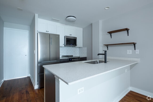 2BR, 15BA - 870SF - Edge @ Sheridan - 5910 N Sheridan Rd