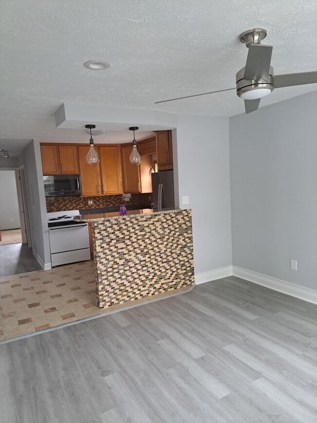 Building Photo - 2037 Calumet Ave