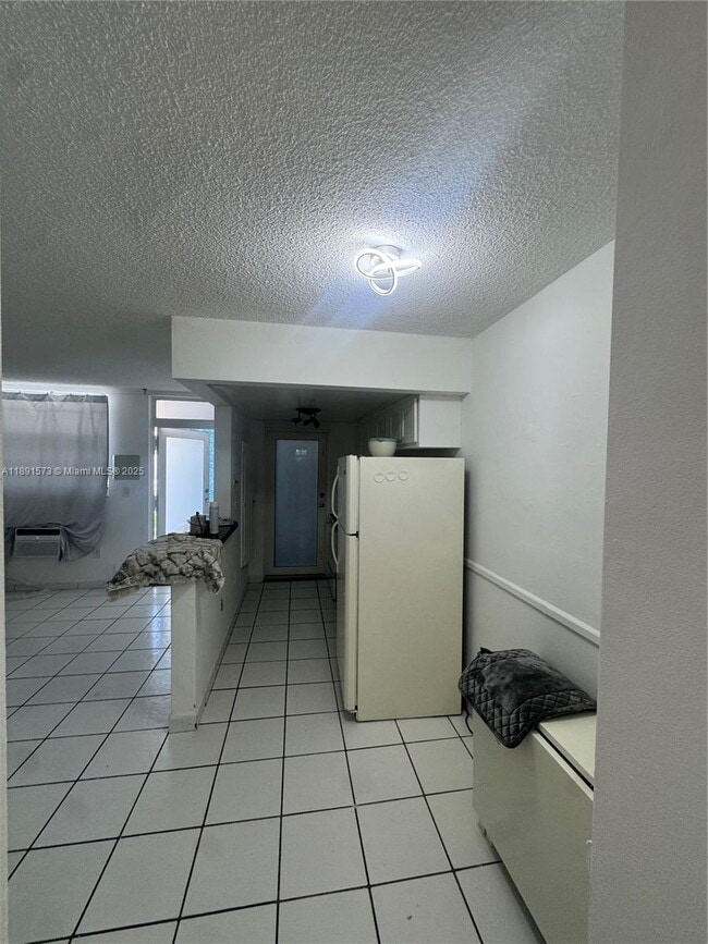 Photo - 335 Collins Ave Unidad 302