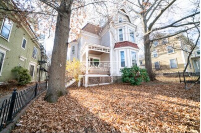 Building Photo - 8 Hillside St