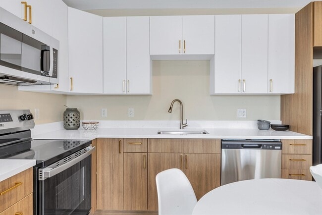 Building Photo - 356 Cummins Hwy Unit 402