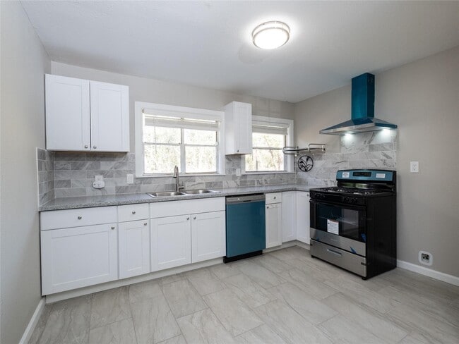 Photo - 3215 Soway St