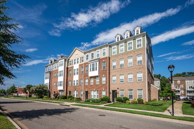 Building Photo - Spacious 3 Bedroom Condo with 1-Car Garage in Henrico – Available August 1st – $2,695/mo Unit B