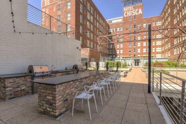 Chisca courtyard grilling