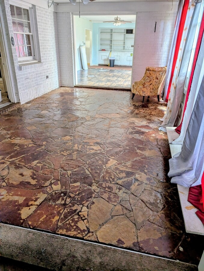 Entrance to main room - 6908 Rivers Ave