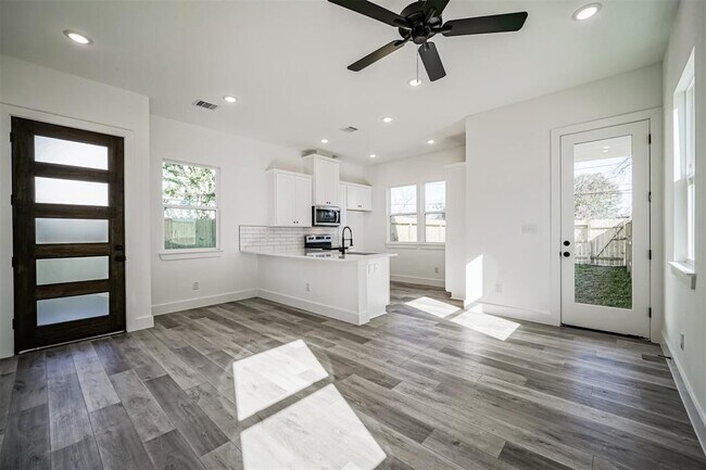Photo - 8409 Schneider St