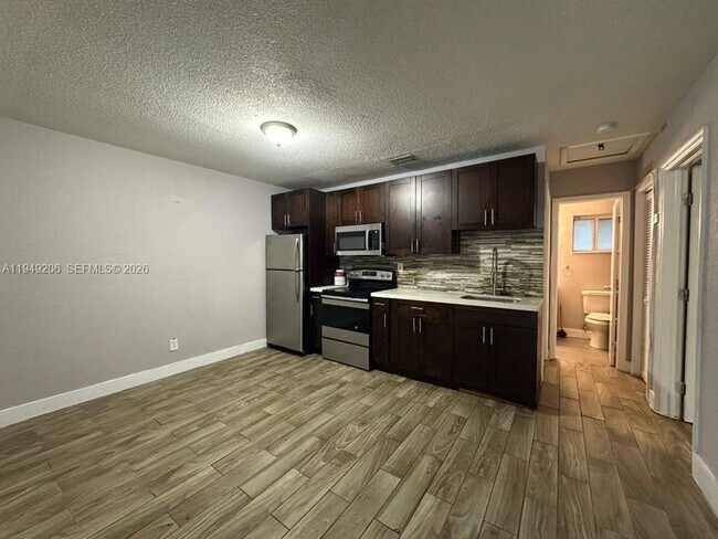 Photo - 647 NW 3rd Ave Unidad 3