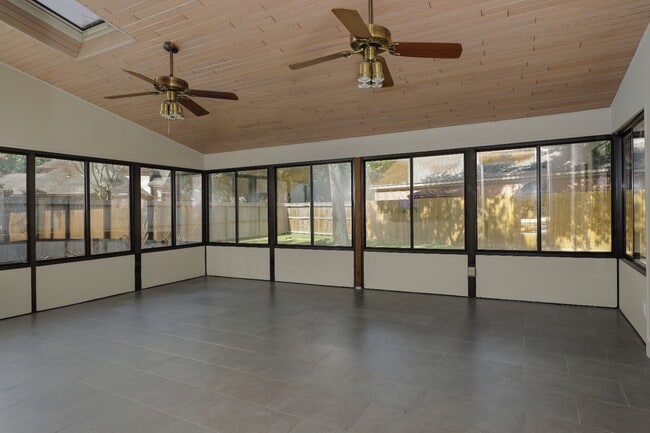 Building Photo - 24 Hornsilver Pl