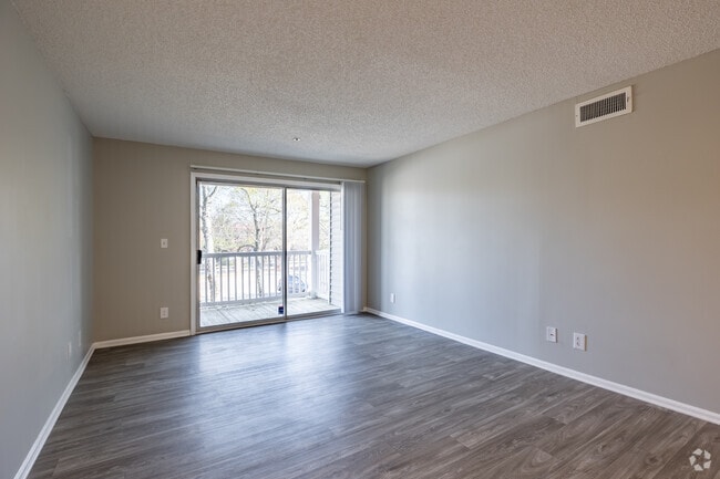 1BR, 1BA - 798SF