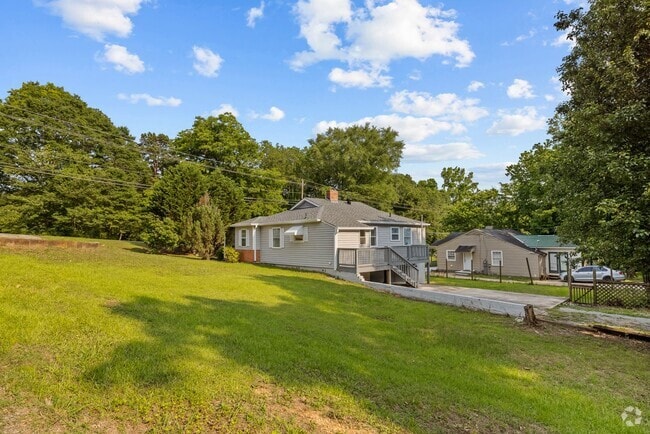 Building Photo - Spacious beautiful 4-bedroom 2 bath home