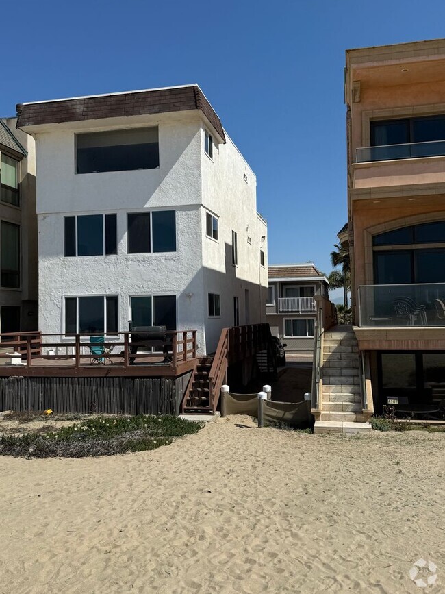 Building Photo - Surfside Gated Community - Tri-Level 3Bd 2 Rental