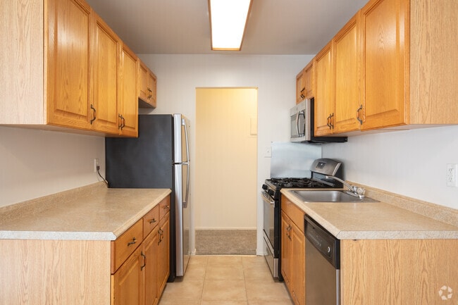 1 BR, 1 BA -806 SQFT