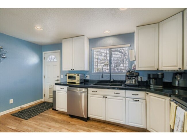 Photo - 10922 Forest Cir