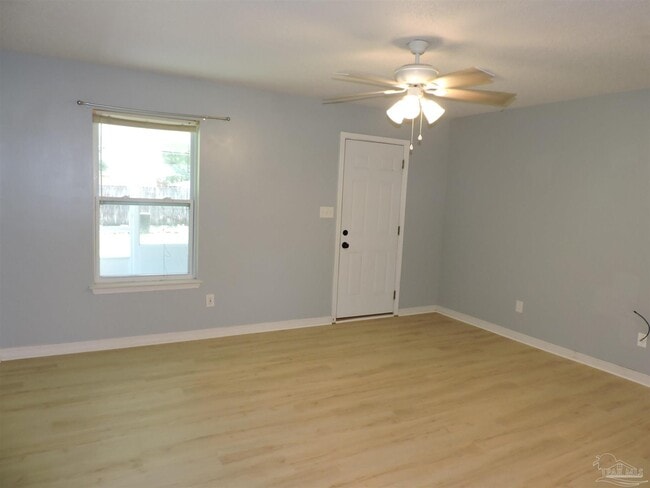 Photo - 1495 Sinclair St
