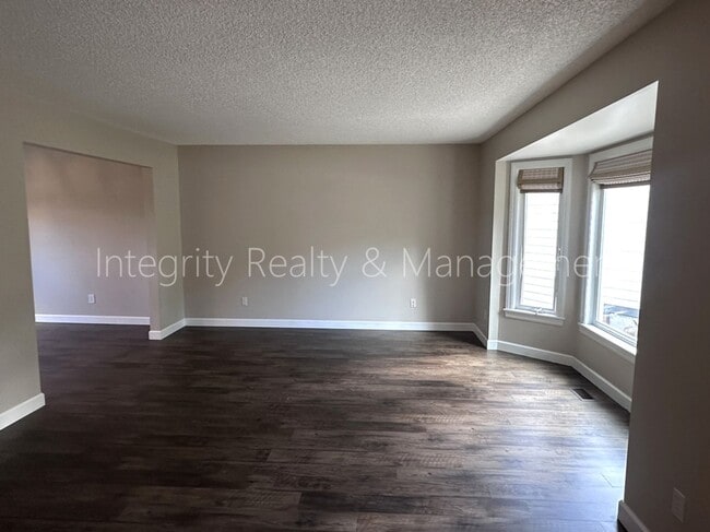 Photo - 1 Foothill Ash