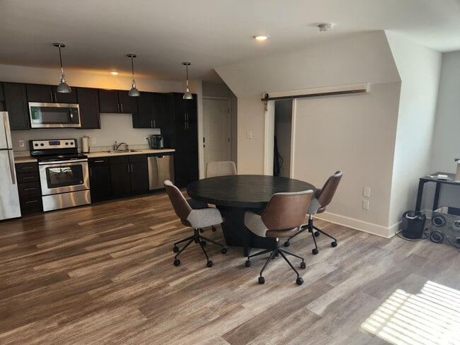 Estudio - 464 Maple Ave