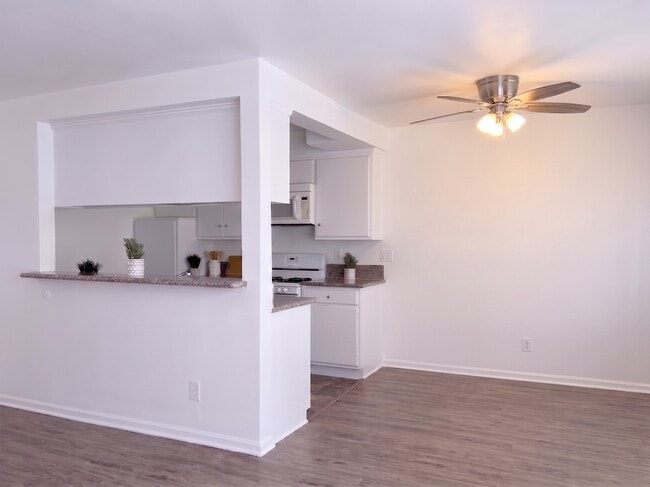 Photo - 11915 Burbank Blvd