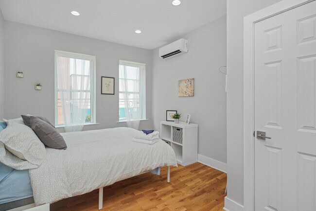 2049 E Hagert St Unit Upstairs