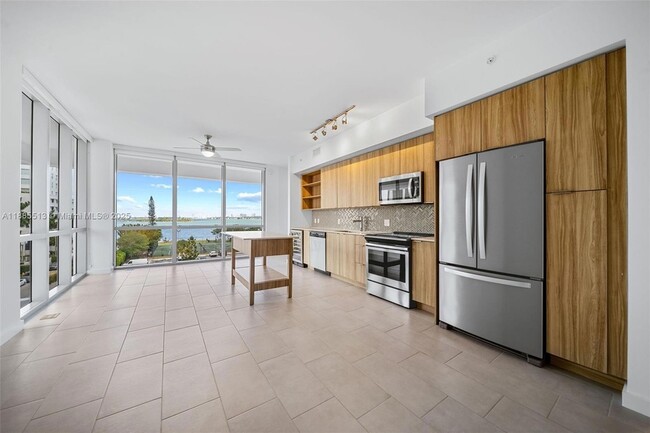 Building Photo - 2150 N Bayshore Dr Unit 0201