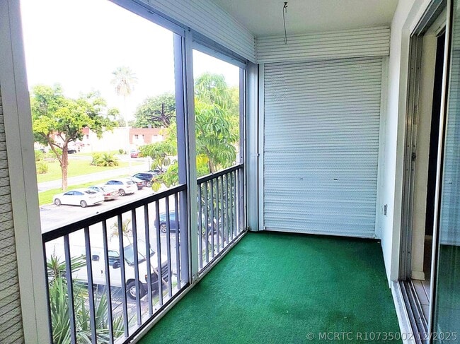 4156 Inverrary Dr Unit 305