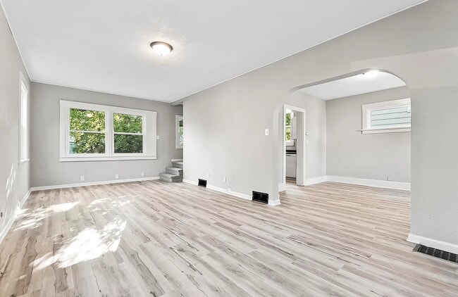 Photo - 2051 Thompson Ave