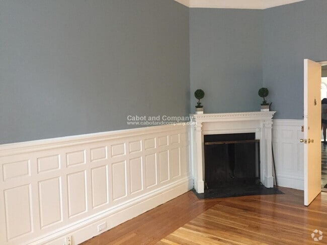 Building Photo - 295 Newbury St Unit 2 Rental