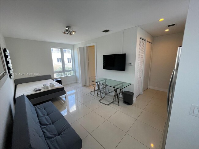 Building Photo - 6423 NW 105th Ct Unit Studio Rental