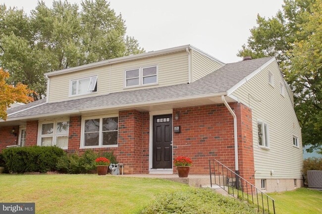 Building Photo - Recently Updated 4BR/2BA Twin with Central Air & Fenced Backyard