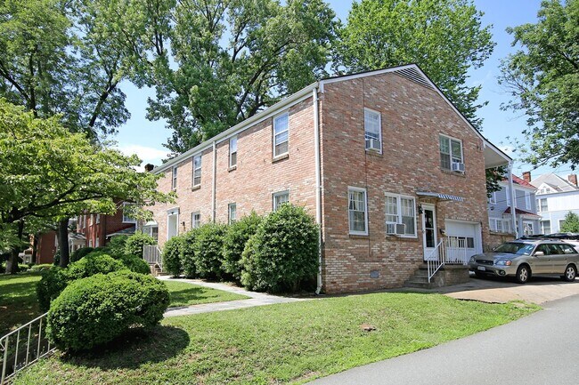 Building Photo - Walkable Top-Floor 2BR Near UVA Grounds, Medical Center & Downtown Unit Gordon Ave 1609 #4