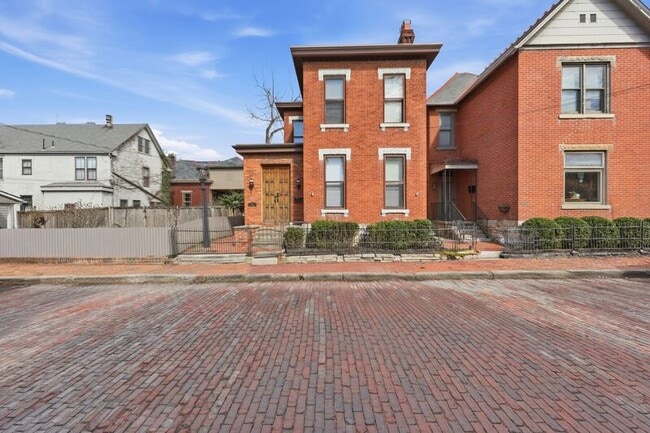 Building Photo - 114 E Beck St