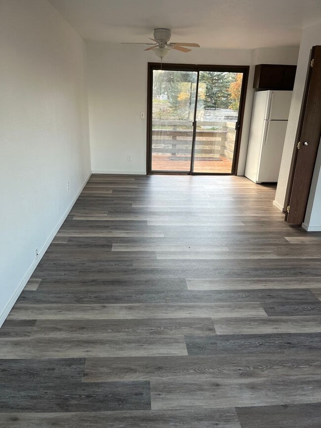 Photo - Sutherlin Upstairs 2 bedroom apartment on Comstock