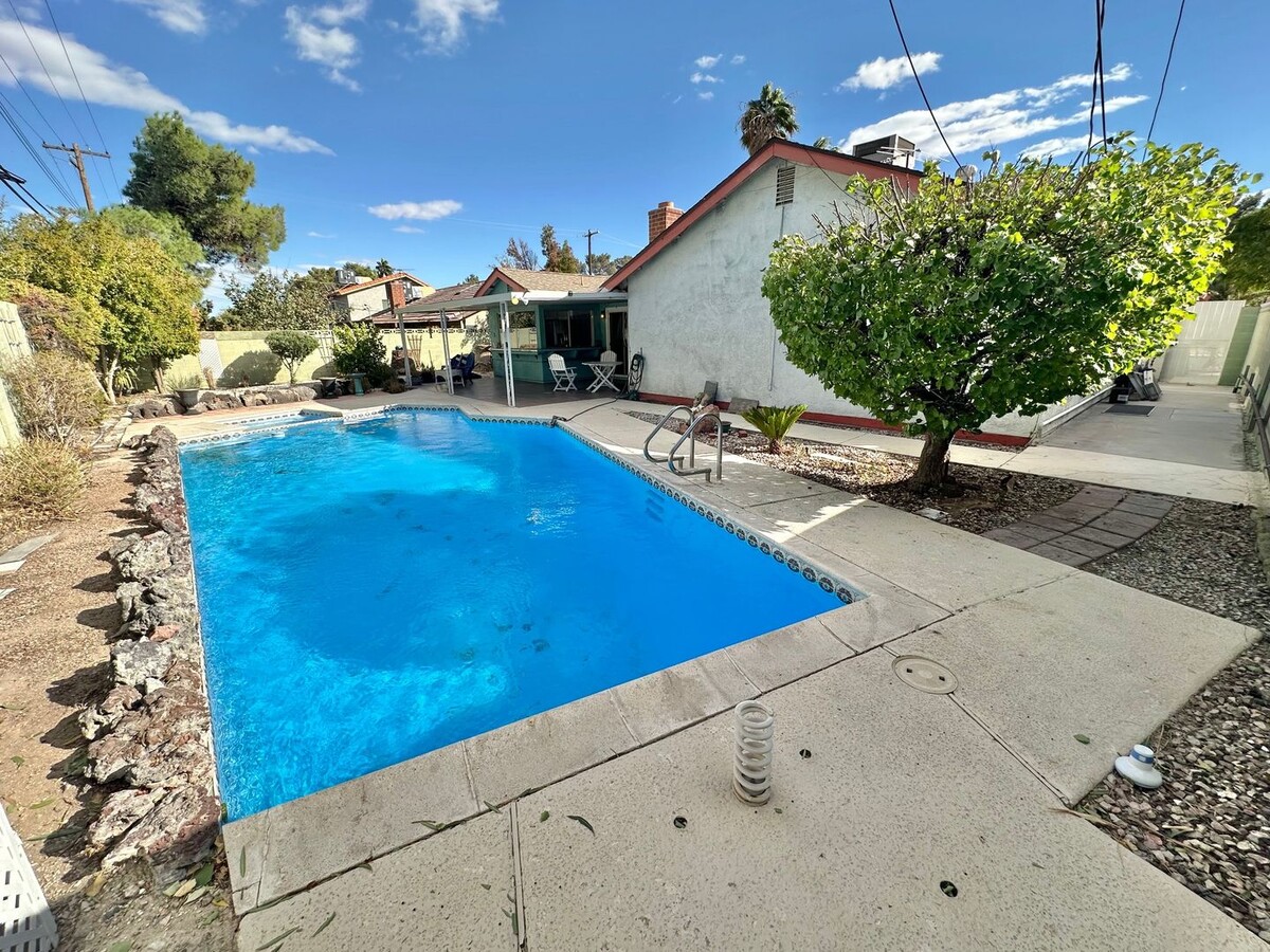 Photo - BEAUTIFUL 3 BEDROOM 2 BATHROOM SINGLE STORY FULLY FURNISHED HOME