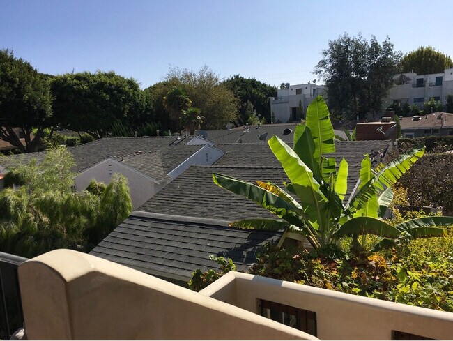 Vista desde el patio de Apple Banana Tree - Beautiful Apartment with Custom Kitchen