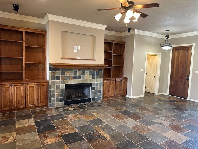 Photo - College Station - 3 bedroom 2 bath- 2 car garage - fenced in back yard home in Castlegate