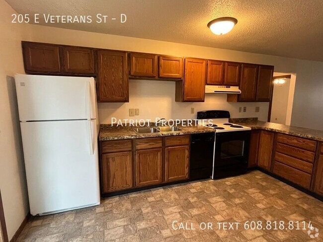 Building Photo - 2 bedroom/ 1 bath apartment in Tomah, WI Unit D