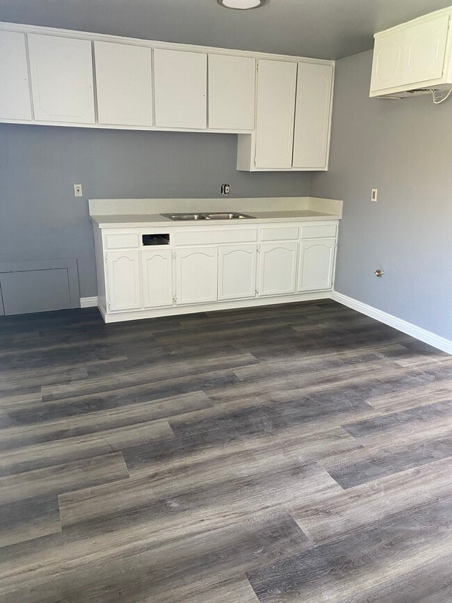 Kitchen - 213 E Reeve St Unit Rear A