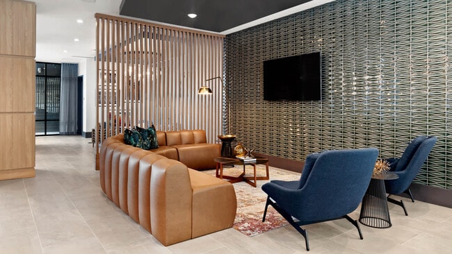 Sala de estar para residentes y espacios de coworking en el segundo piso - Stillhouse Vinings