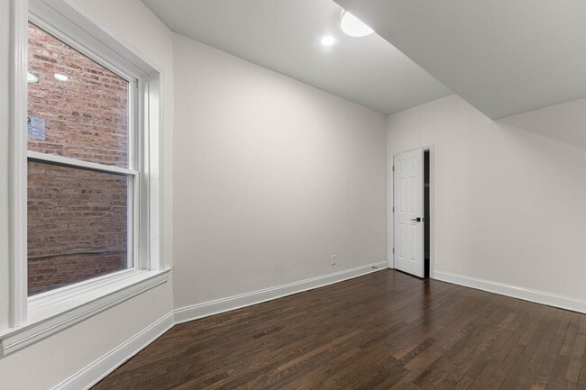 Photo - 7532 S Champlain Ave Unidad 2