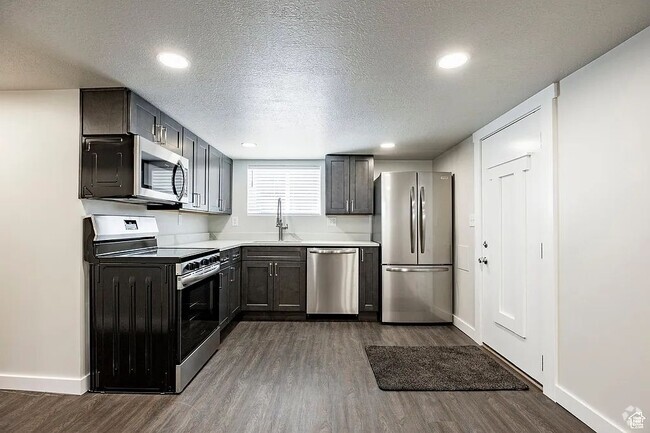 Building Photo - 951 30th St Unit B Rental