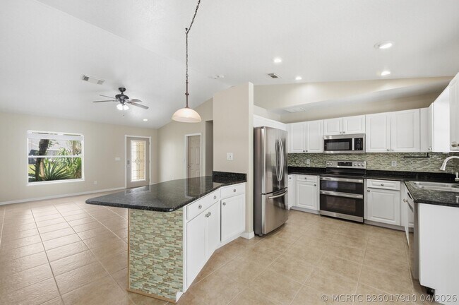 Photo - 1707 SE Manth Ln