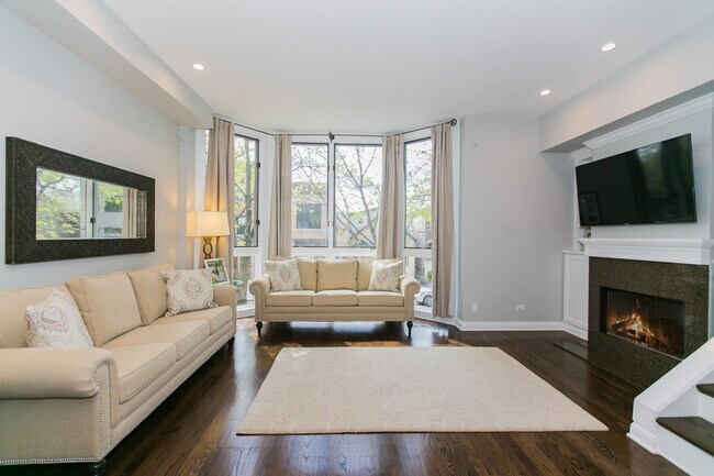 Photo - 2005 N Hoyne Ave