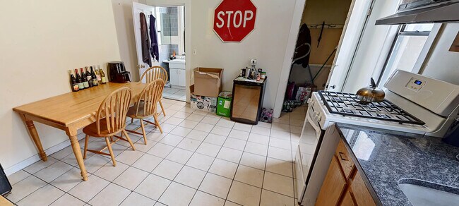 Photo - 10 Saunders St