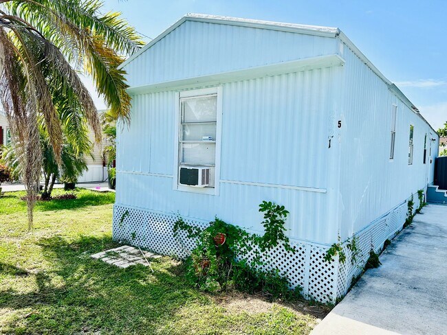 Building Photo - FIRST MONTH'S RENT FREE! 2/1.5 IN SPRINGWOOD PARK