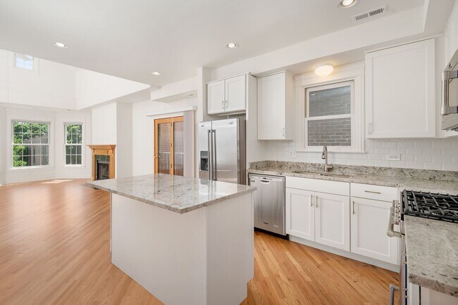 Photo - Large 3 BR/3 BA Duplex in the heart of Lincoln Park Unidad 1118-3