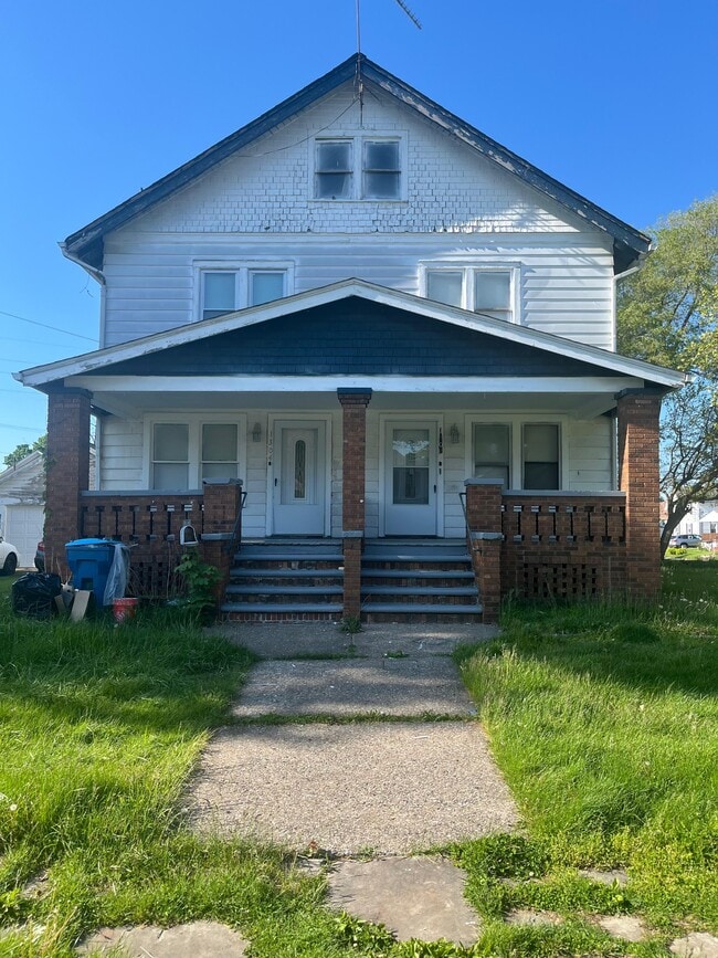 Building Photo - 1302-04 W 5th Unit 1302