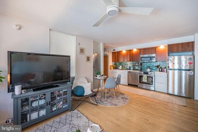 Building Photo - 152 W Laurel St Unit 301