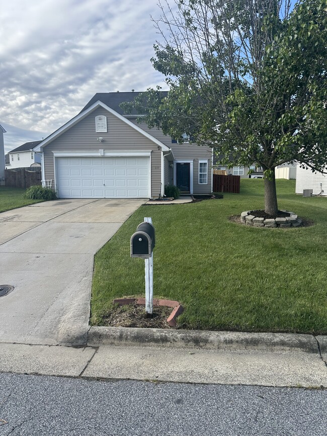 Photo - 1009 Highstone Dr House