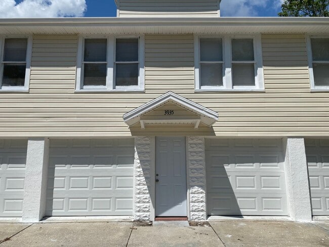 Building Photo - 18th Ave S Triplex Unit 3 (West)